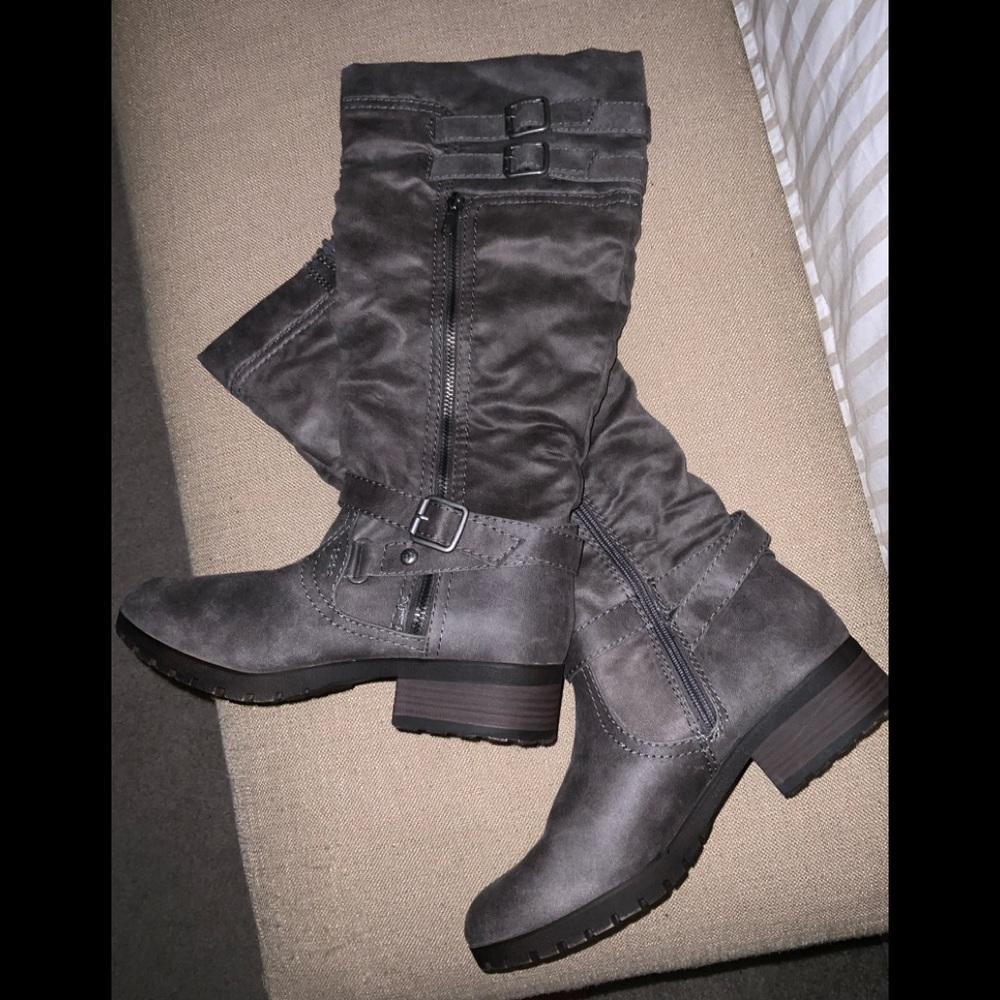 Woman’s Gray boot ( never worn ) - Picture 2 of 13